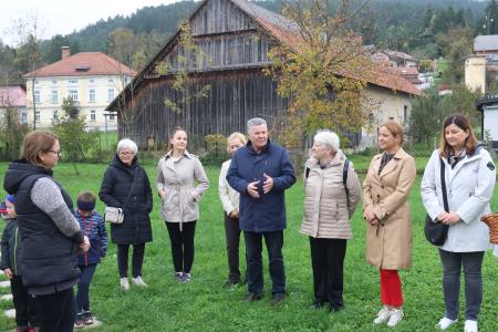 Posaditev  rožnatega drevesa v Pocinovem vrtu 07 Foto Ljubo Vukelič